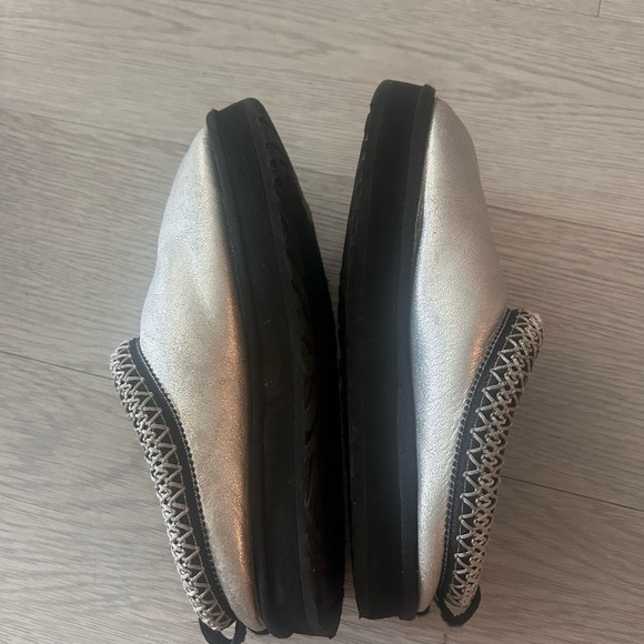 Ugg TAzz Silver Leather Kids Size 4 - Picture 2 of 7